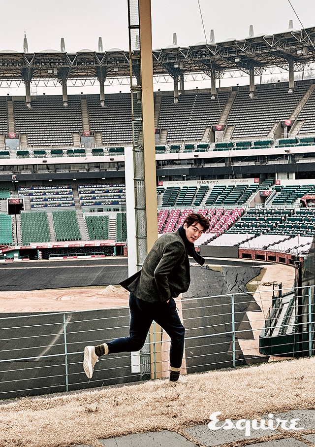 울 재킷 브룩스 브라더스. 조거 팬츠 폴로 랄프 로렌. 스니커즈 풋더코쳐 by 유니페어. 양말, 머플러 에디터 소장품.