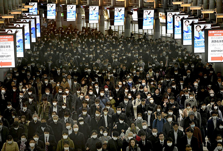 지난 3월 2일 출근 시간의 도쿄 시나가와 역. 일본 역시 한국과 마찬가지로 마스크 부족 사태에 시달리고 있다.