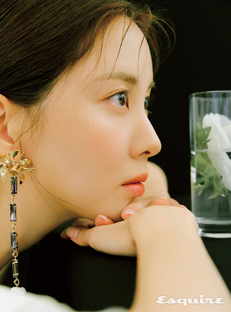 드레스 손정완. 귀걸이 발렌티노 가라바니.