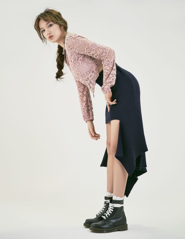 톱 자라. 스커트 로우클래식. 신발 닥터마틴. 반지, 목걸이 모두 빈티지헐리우드. 양말 스타일리스트 소장품.