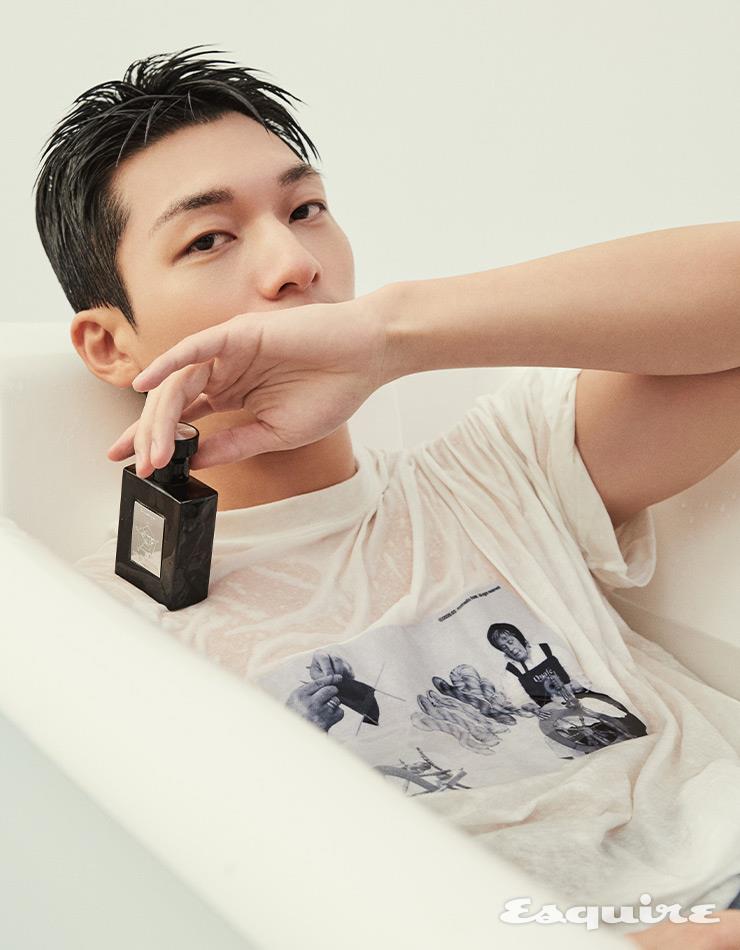 갓 샤워하고 나온 듯한 촉촉한 살냄새, 안기고 싶은 코튼 향이 부드럽고 편안한 느낌을 주는 시그너처 퍼퓸 ‘코튼허그’ 5만5000원 포맨트. 톱 콰페, 데님 팬츠 리바이스.