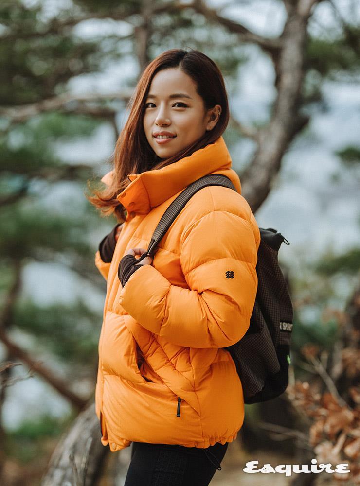 푸퍼 다운 재킷 35만원, 마운틴 레깅스 10만8000원, 백팩 8만8000원 모두 코오롱스포츠.