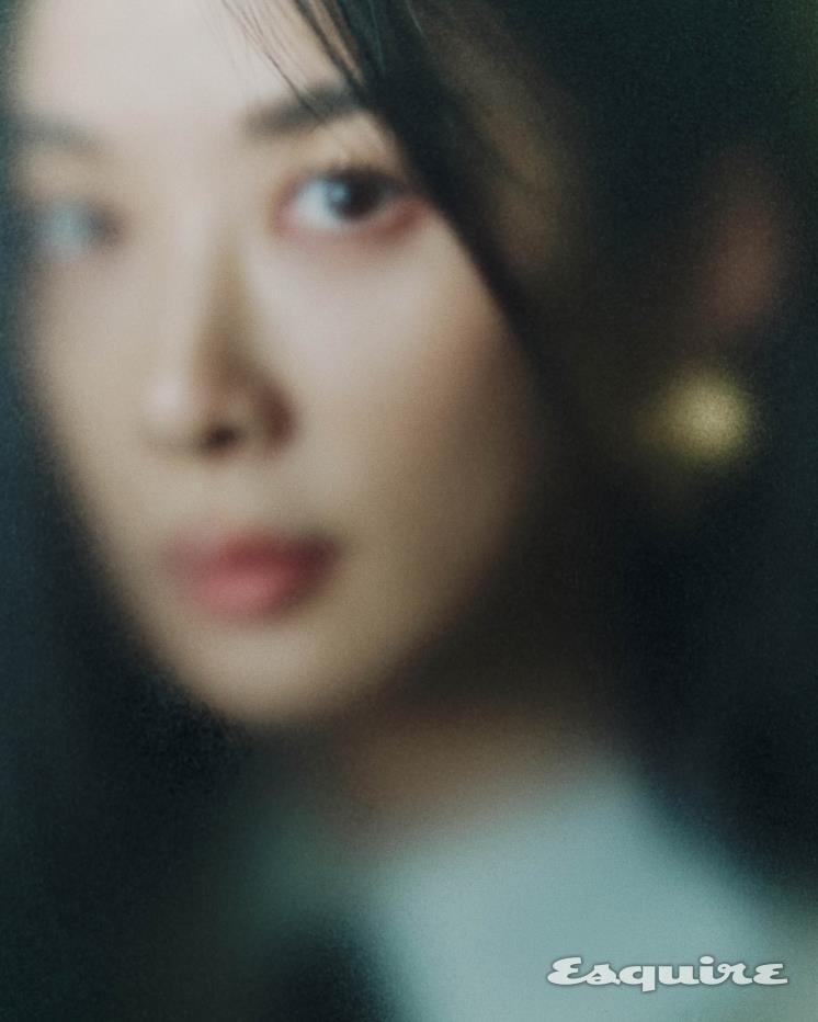 셔츠, 타이, 이어링 모두 발렌티노.