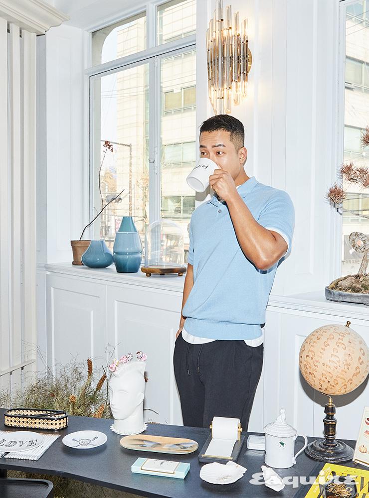 실크 폴로넥 스웨터, 스트링 슬랙스 모두 타임옴므.