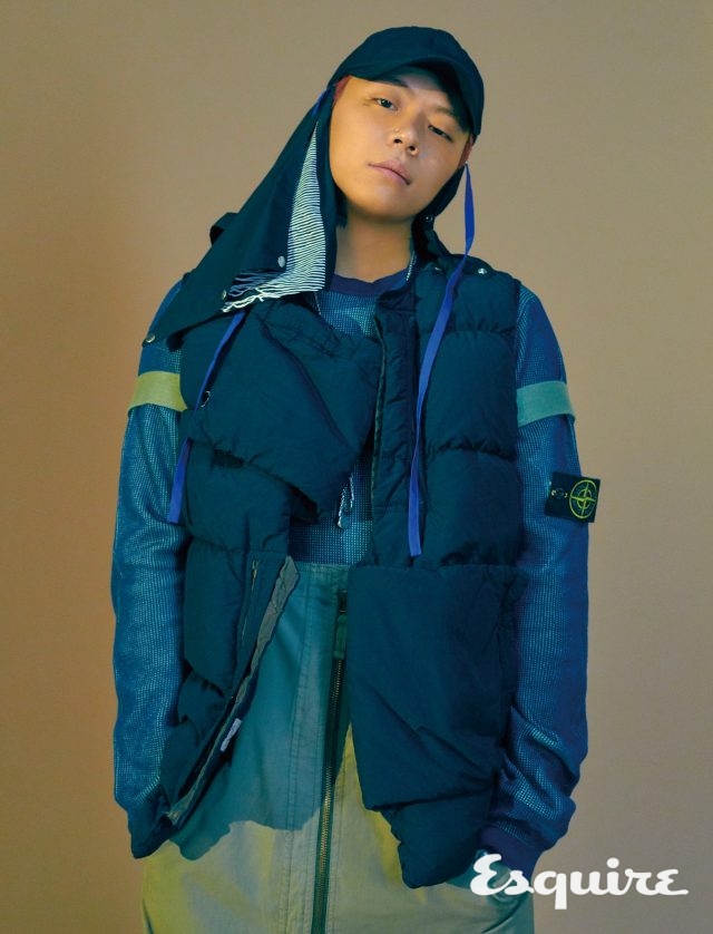 티셔츠, 조끼 모두 스톤 아일랜드. 바지 스타일리스트 소장품. 모자 라프시몬스.