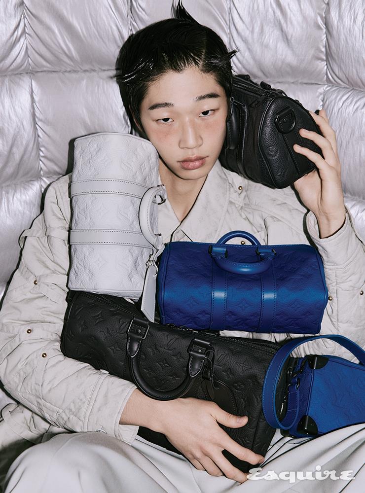 퀼티드 오버셔츠, 팬츠, 토뤼옹 모노그램 카우하이드 레더로 제작한 블랙 키폴 반둘리에 25, 레이싱 블루 키폴 반둘리에 25, 레이싱 블루 미니 소프트 트렁크, 블랙 키폴 반둘리에 35, 미네랄 그레이 키폴 반둘리에 25 모두 가격 미정 루이 비통.