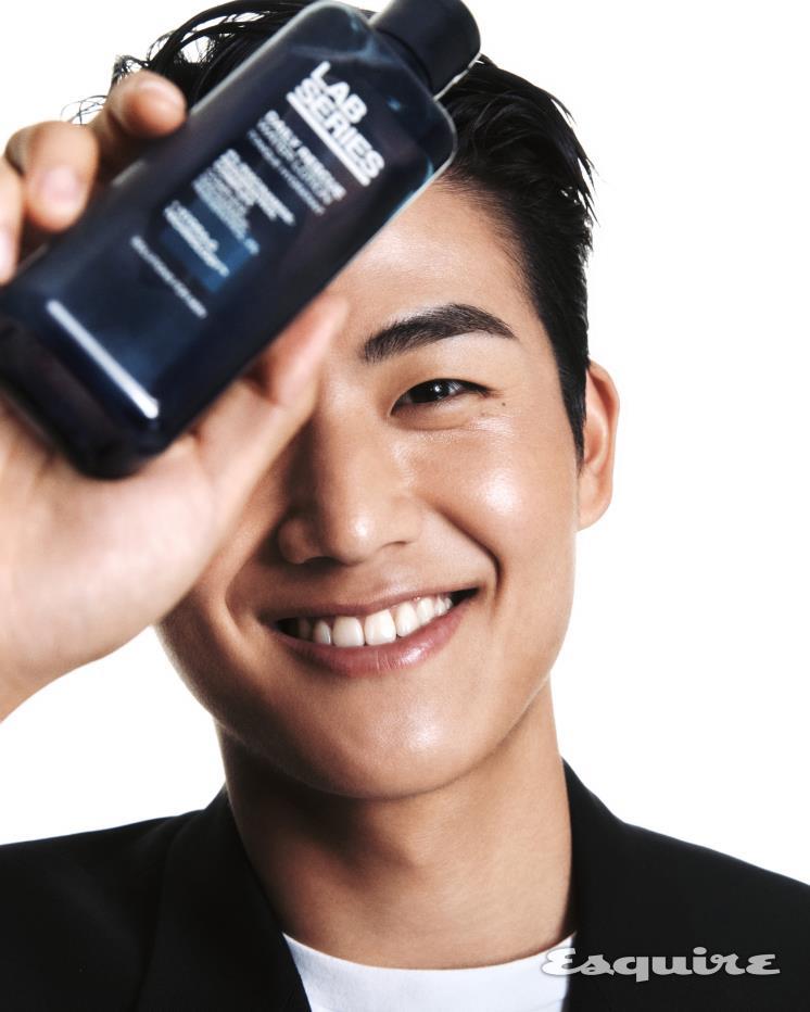 블랙 재킷 베르사체, 흰색 티셔츠 스타일리스트 소장품.