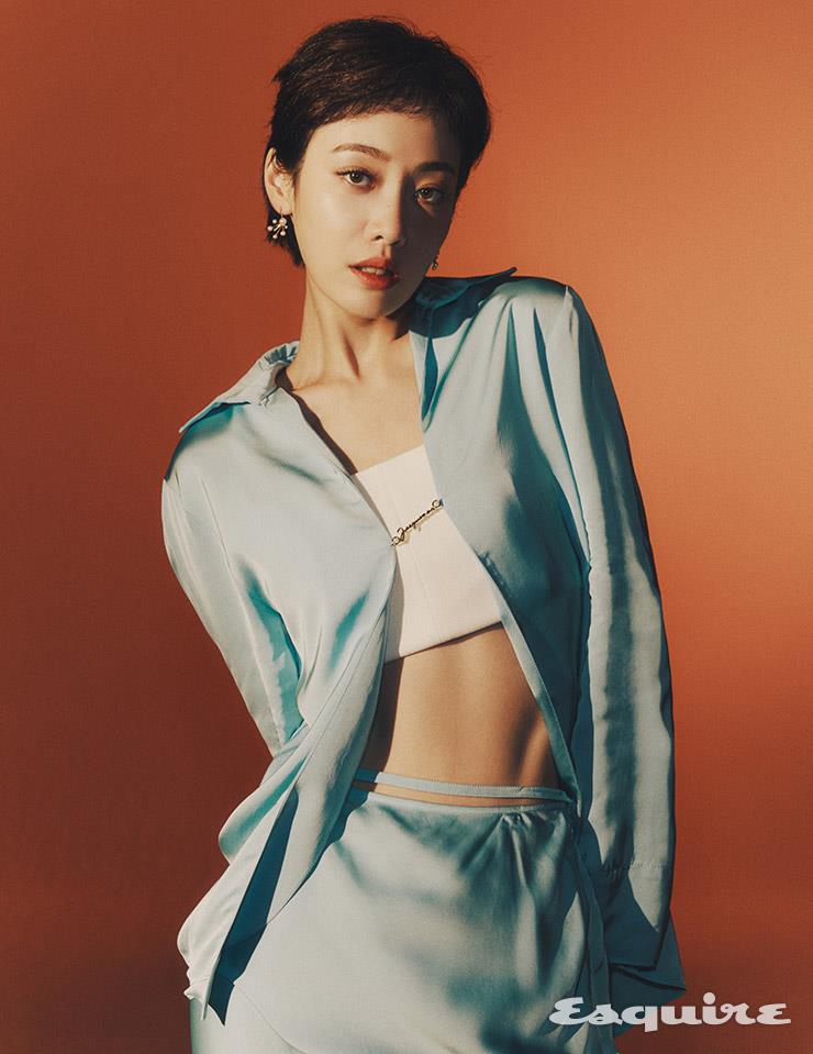 블라우스, 스커트 모두 자크뮈스. 톱 스타일리스트 소장품. 이어링 타사키.