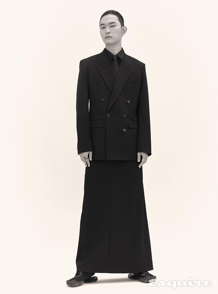 더블브레스트 재킷 353만원, 셔츠 가격 미정, 맥시스커트 가격 미정, 스니커즈 175만5000원, 타이 가격 미정, 링 가격 미정 모두 발렌시아가.