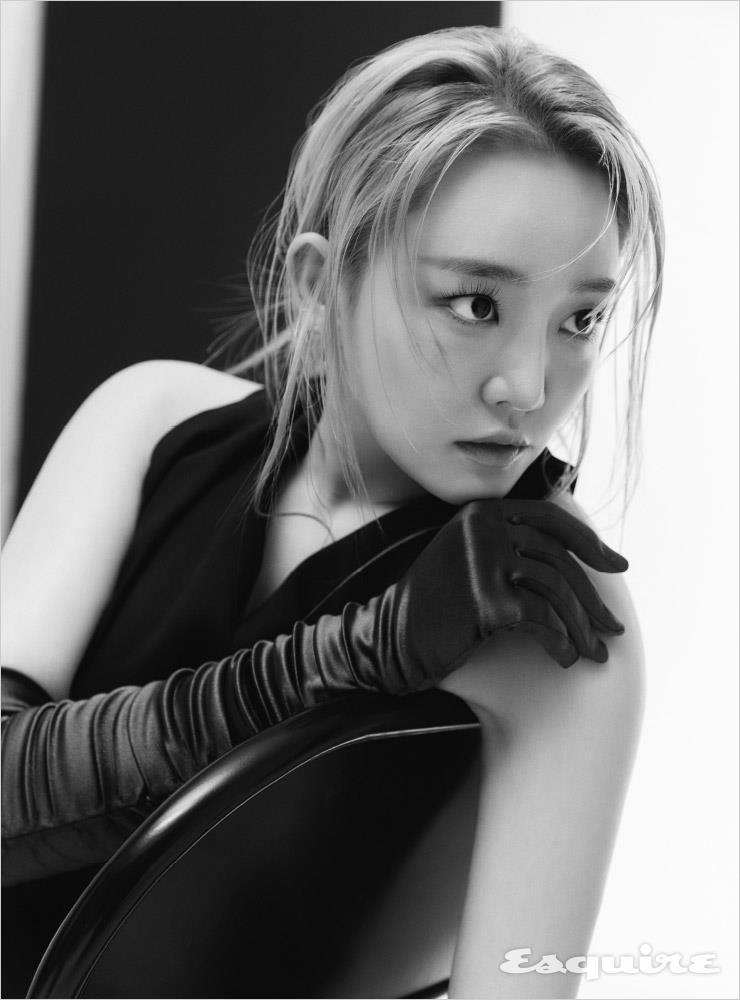  원피스, 글로브 모두 스타일리스트 소장품.