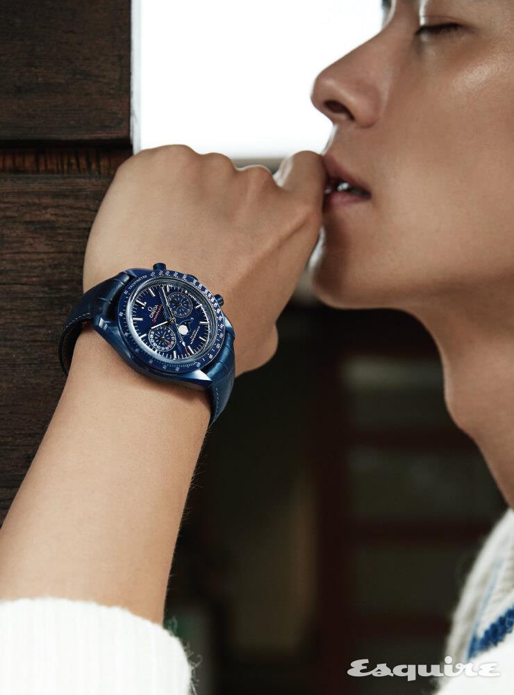  푸른 하늘을 닮은 블루 세라믹 케이스 & 베젤, 블루 레더 스트랩의 스피드마스터 문워치 오메가 코-액시얼 마스터 크로노미터 문페이즈 크로노그래프 블루 사이드 오브 더 문.