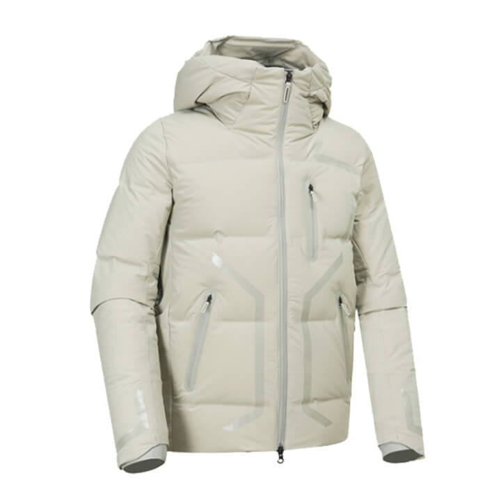 태양열을 흡수해 열로 전환해주는 더미작스 소재의 후드 일체형 다운 숏 재킷. 봉제라인을 완전히 방수 처리하는 방식으로 내구성을 더했다. 데상트, 1백39만원.