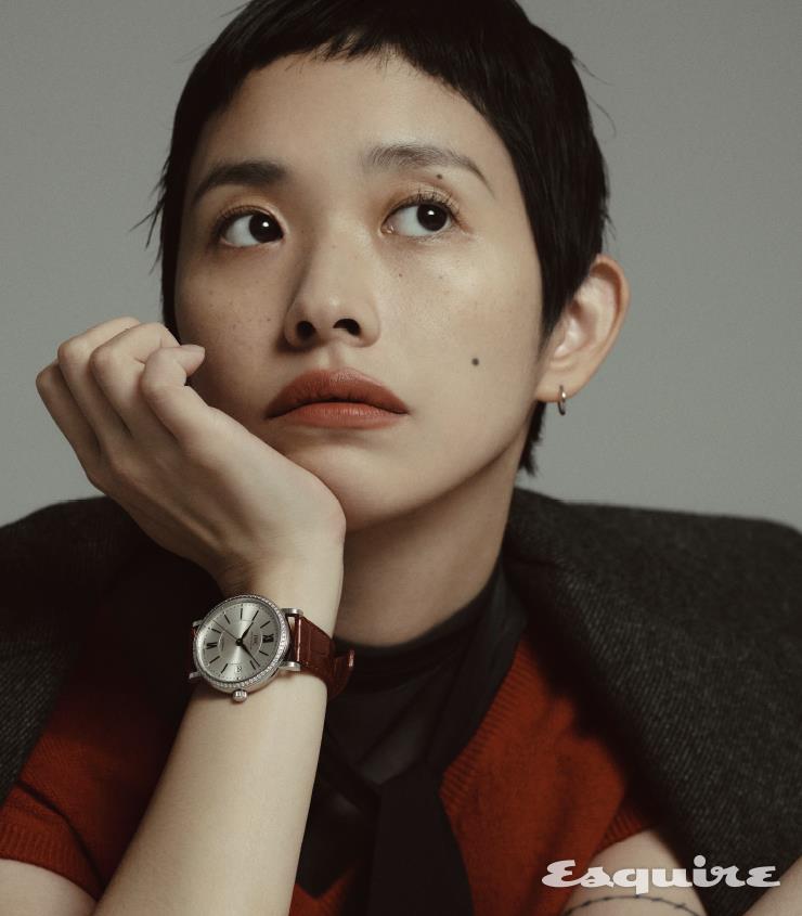 다이아몬드를 세팅한 포르토피노 워치 37mm 오토매틱 무브먼트 1290만원 IWC. 재킷 가격 미정 프라다. 레드 니트 베스트, 오간자 톱 모두 가격 미정 미우미우.