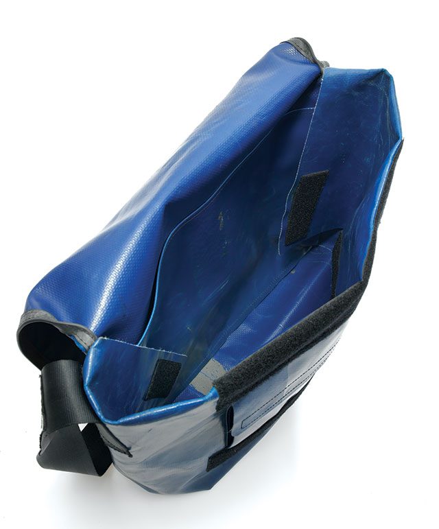 내부도 어떤 장식이나 별도의 주머니 없이 간단하다.