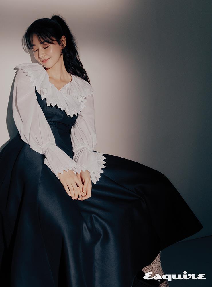 화이트 레이스 블라우스 에트로. 네이비 뷔스티에 원피스 디올. 화이트 레이스 삭스 스타일리스트 소장품.