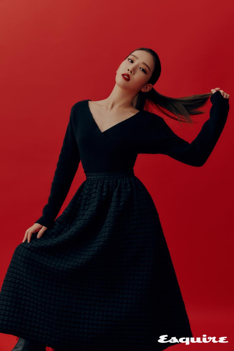 블랙 오프 숄더 니트 2 몽클레르 1952, 블랙 롱 스커트와 싸이 하이 부츠 모두 아르켓, 이너 샤 스커트 레페토
