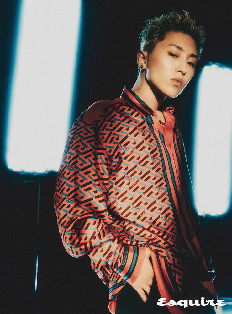 레드 그래픽 메두사 프린트 셔츠, 블랙 팬츠, 네크리스 모두 베르사체.