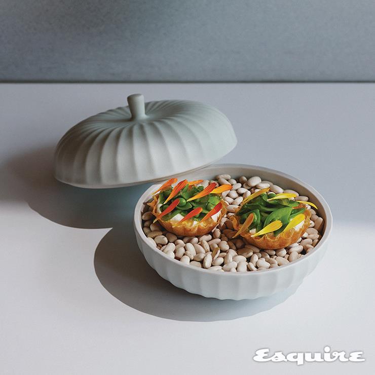 산양 우유 리코타 치즈로 속을 채우고 유자간장 소스를 얹은 슈거피 타르트. 봄 코스의 웰컴 디시로 입맛을 돋우는 데 제격이다.