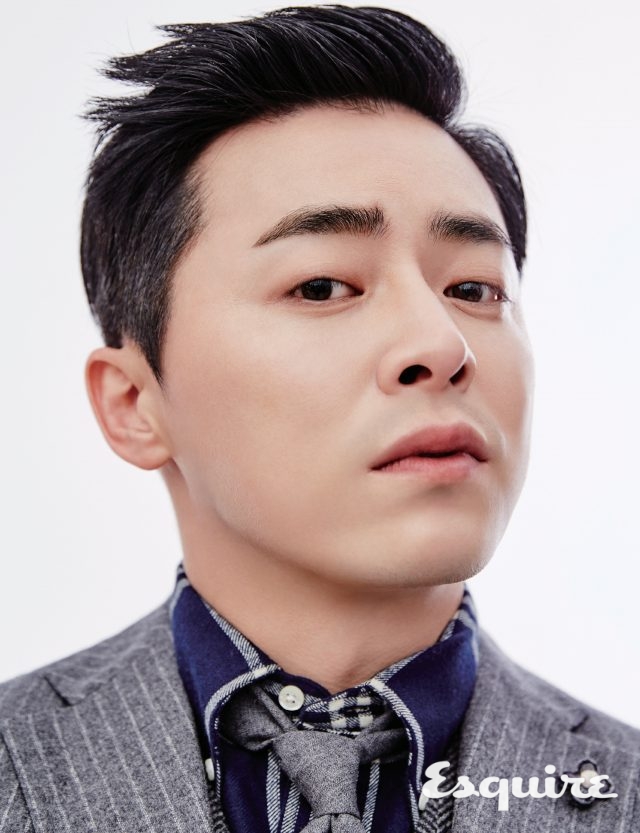 회색 줄무늬 슈트 162만원 라르디니 by 샌프란시스코 마켓. 헤링본 베스트, 남색 체크 셔츠, 회색 타이 모두 스타일리스트 소장품.