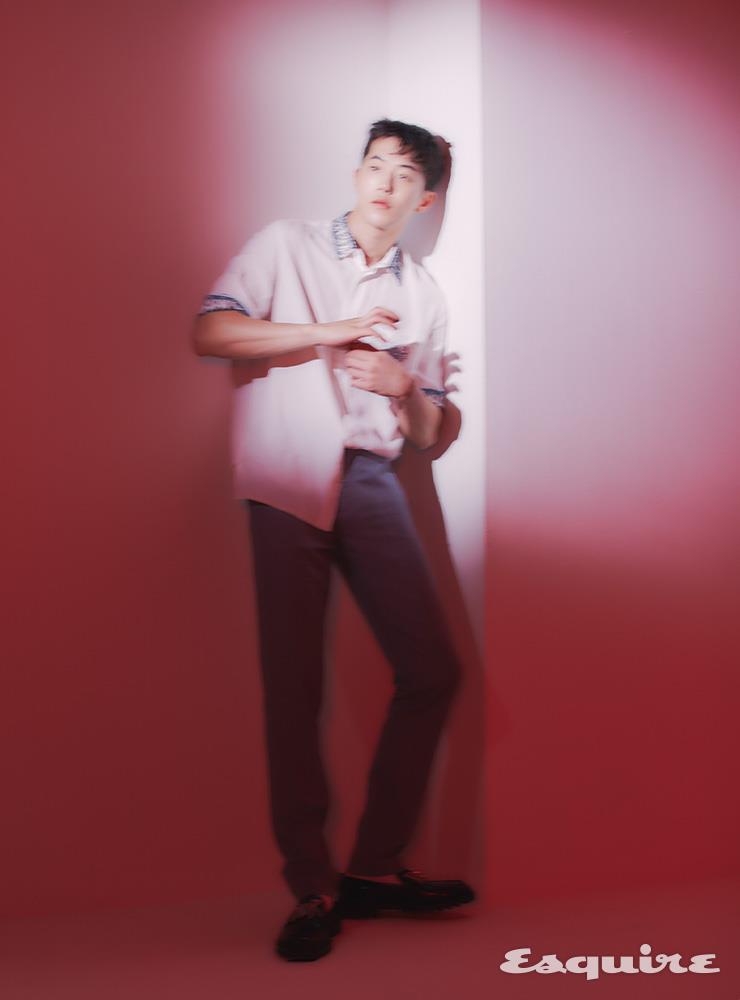 디올&숀 자수를 넣은 반소매 셔츠, 그레이 블루 캐시미어 드레스 팬츠, 디올&숀 메탈 로고 로퍼 모두 디올 맨.