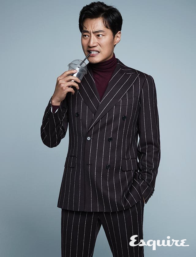 브라운 슈트 맨온더분. 버건디 터틀넥 브로이어.