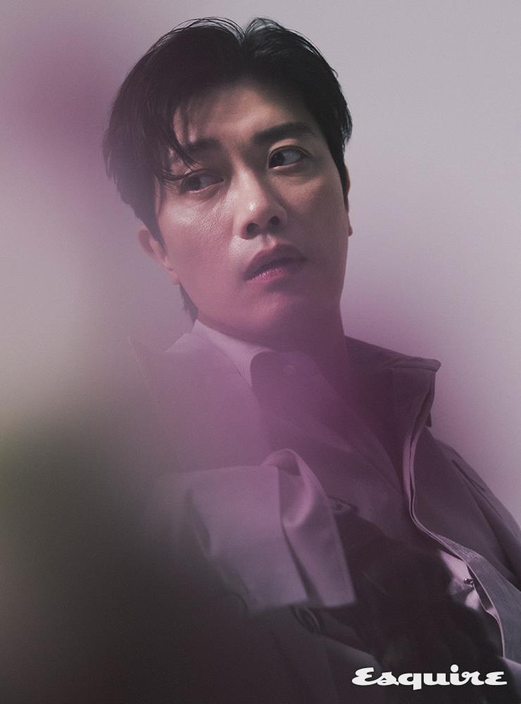 라벤더 컬러 블레이저, 셔츠 모두 펜디. 바이크 글러브 벨앤누보.