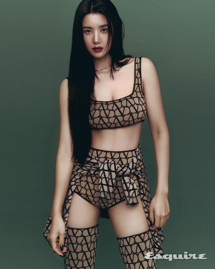 톱, 카디건, 쇼츠, 부츠 모두 발렌티노. 네클리스 돌체앤가바나. 네일팁 핑거수트.