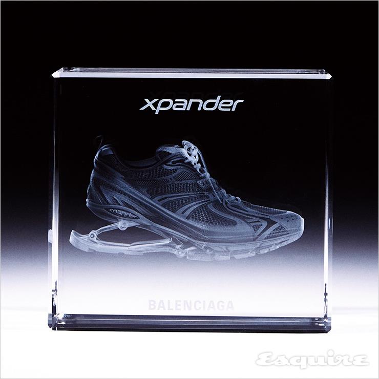 맑고 투명한 유리 안에 X-PANDER 스니커즈를 정교하게 세공했다. 화이트&그레이 크리스털 X-PANDER 스니커즈 레이저 큐브 오브제 77만원 발렌시아가.