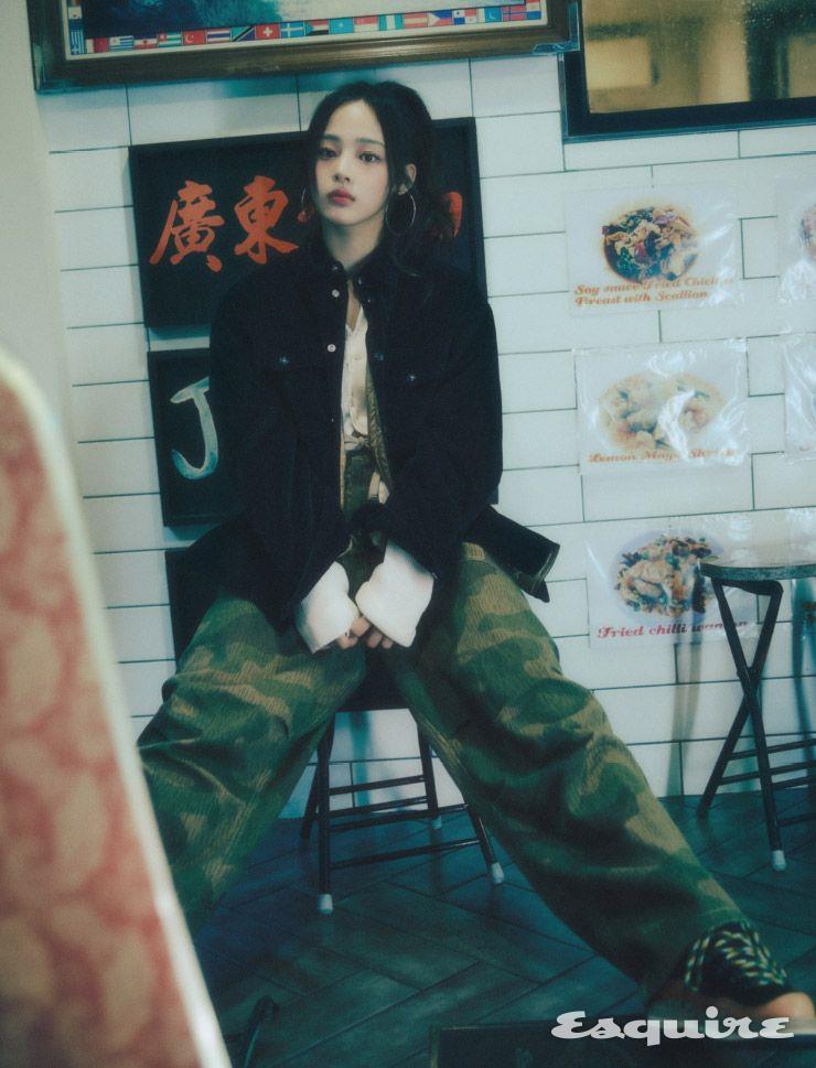 코듀로이 다운 셔츠, 울 카디건, 카무플라주 팬츠, 트레킹 슈즈 모두 몽클레르x팜 엔젤스.