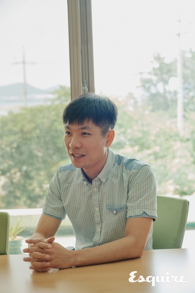 국립해양문화재연구소 수중발굴과 연구원들. 위부터 양순석, 허문녕, 노경정이다. 양순석은 보존 처리 전문가에서 시작해 지금 한국 최고 경력의 수중 발굴 전문가다. 허문녕은 이곳으로 발령을 받아 수중 발굴을 하기 시작했다. 아직 맑은 바다에서는 다이빙을 해본 적이 없다. 노경정은 수중 발굴에 뜻이 있어서 이 연구소에 들어왔다. 곧 외국의 수중고고학 연구소와 교류를 하러 간다.