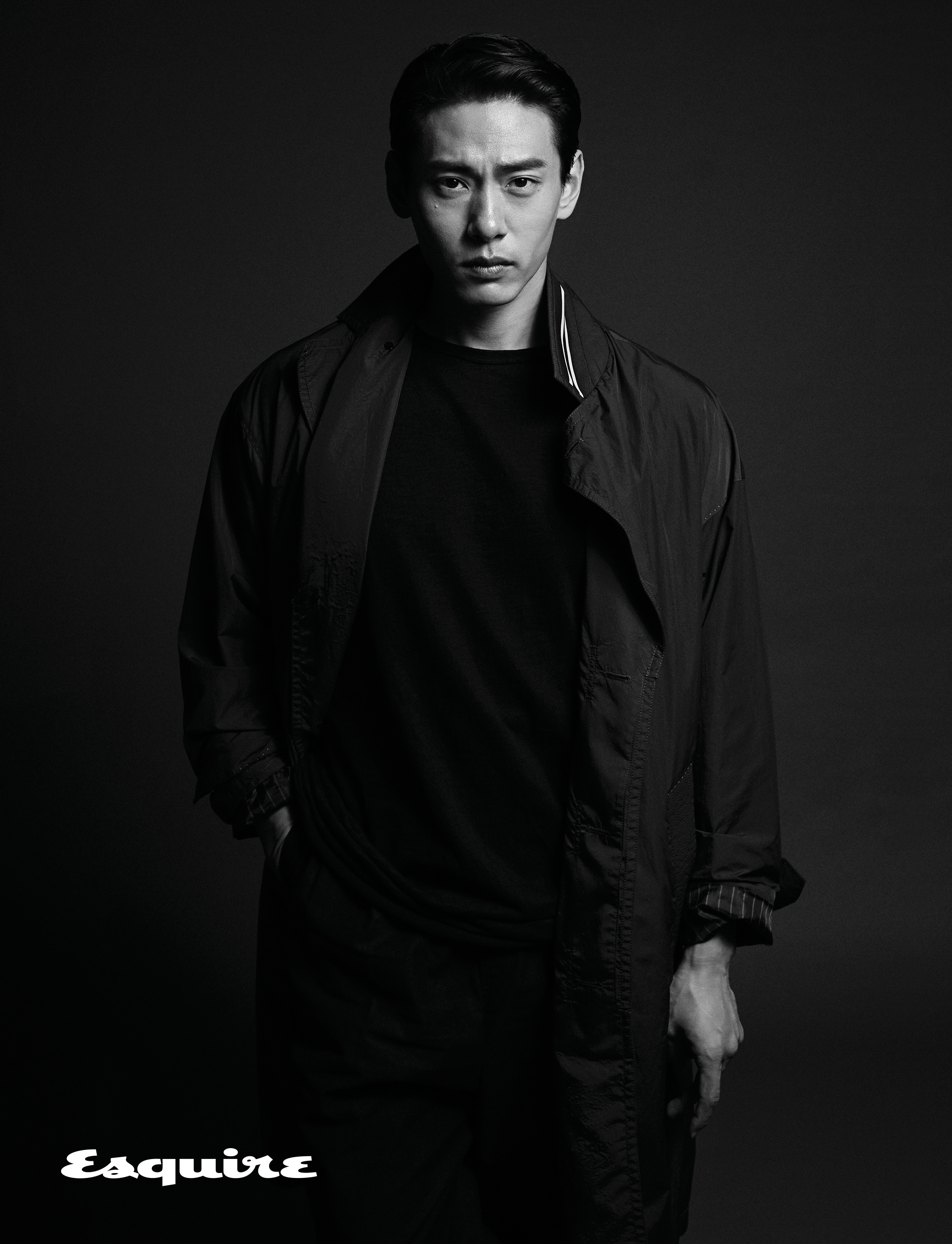 트렌치코트 송지오 옴므. 티셔츠, 바지 모두 비이커.