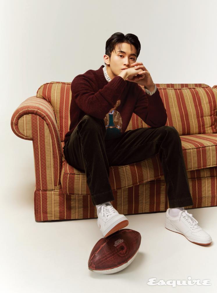 스웨터, 체크 셔츠, 팬츠, 스니커즈 모두 폴로 랄프 로렌.