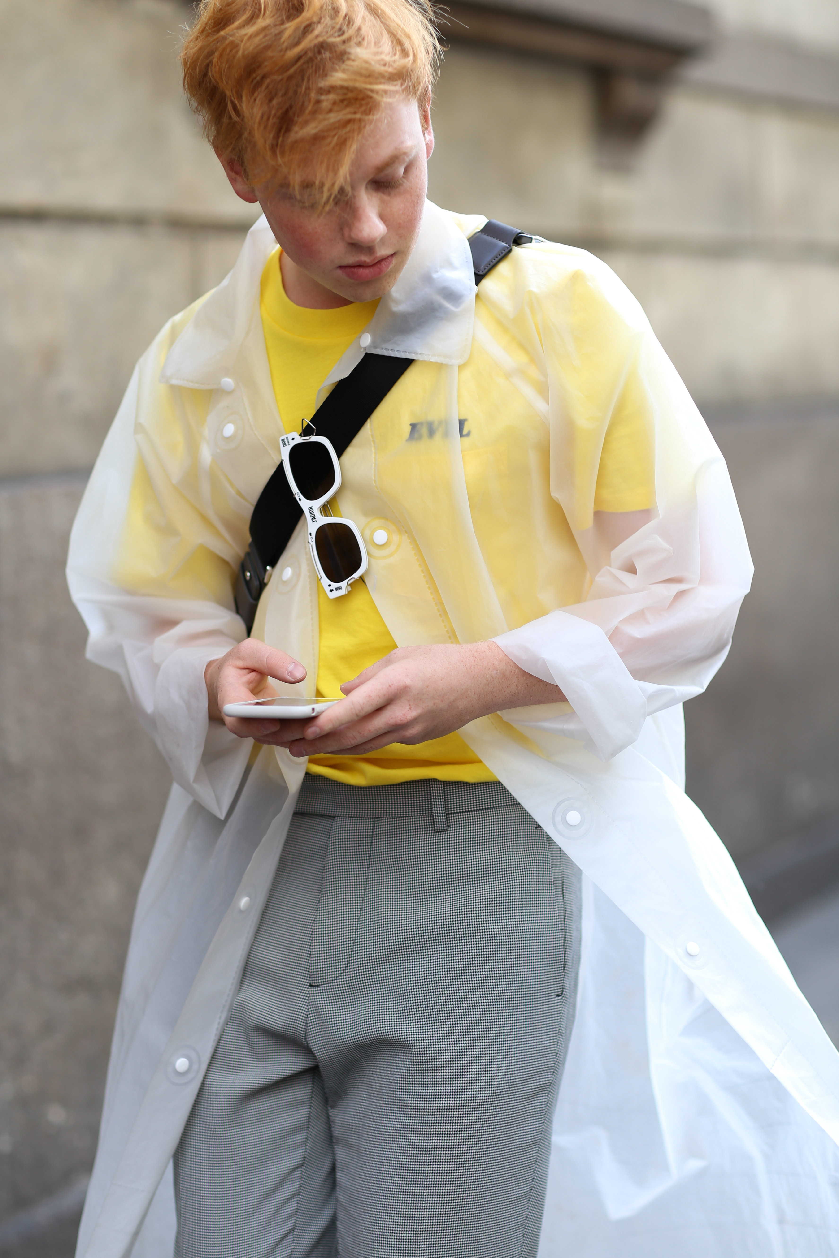 그레이 팬츠를 입어도 밝은 컬러의 상의와 악세서리를 매치하면 또 다른 분위기를 연출할 수 있다.