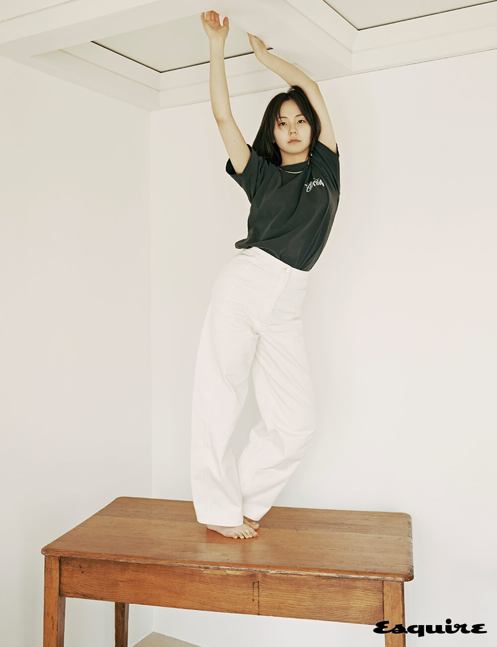 티셔츠 스투시. 바지 르메르. 목걸이 에디터 소장품.