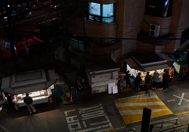 좌측에서 하나, 둘, 셋. 세번째 집은 오늘밤도 붐빈다.