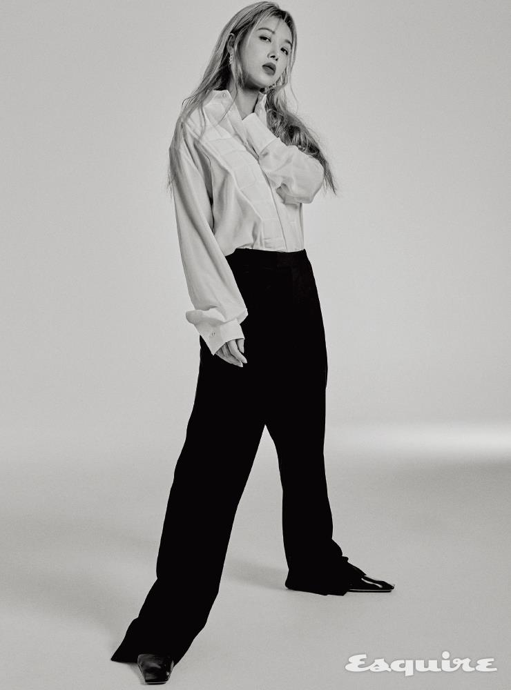 셔츠, 팬츠, 로퍼 모두 보테가 베네타. 