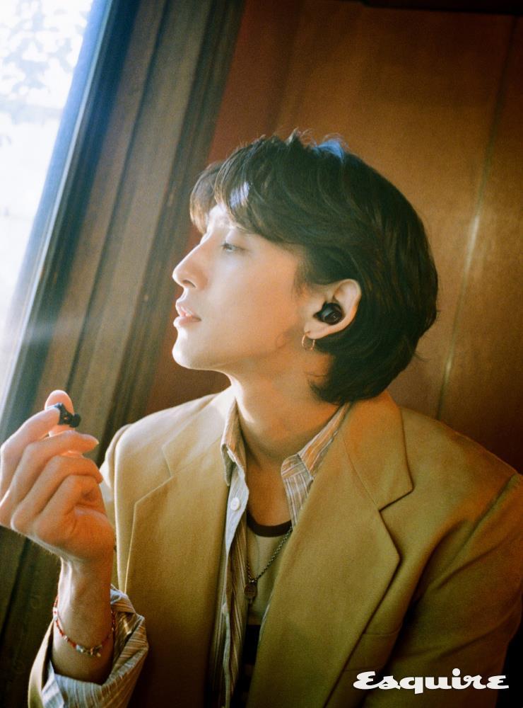 재킷, 셔츠 모두 수박빈티지. 슬리브리스 톱 엔초비. 네크리스, 브레이슬릿 모두 불레또.