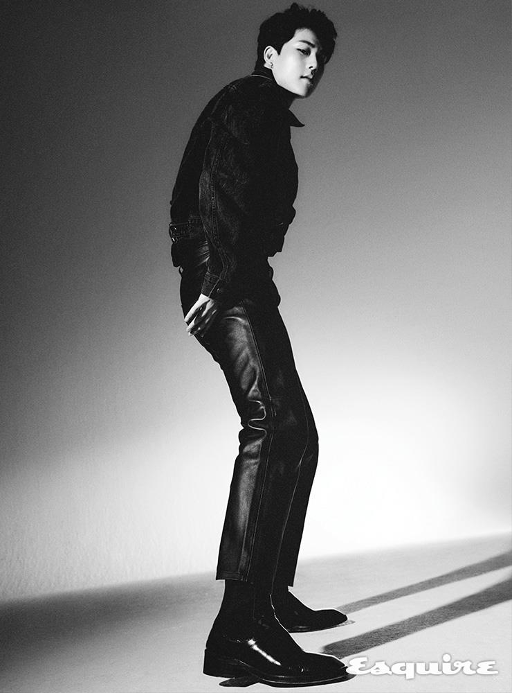 데님 재킷, 레더 오버올 팬츠 모두 시스템 옴므. 부츠 후망.