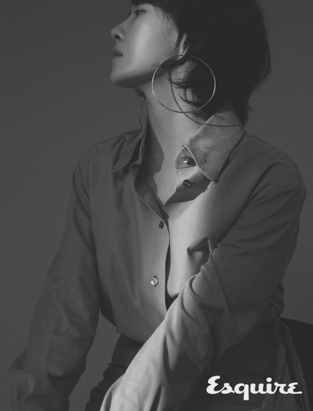 셔츠, 스커트 모두 살바토레 페라가모. 귀걸이 윤윤선.