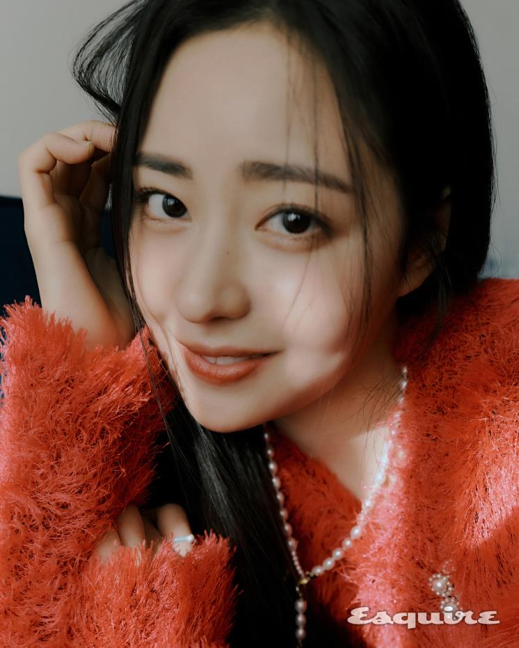 스웨터 이자벨 마랑. 펄 네크리스, 브로치 모두 파나쉬 차선영.