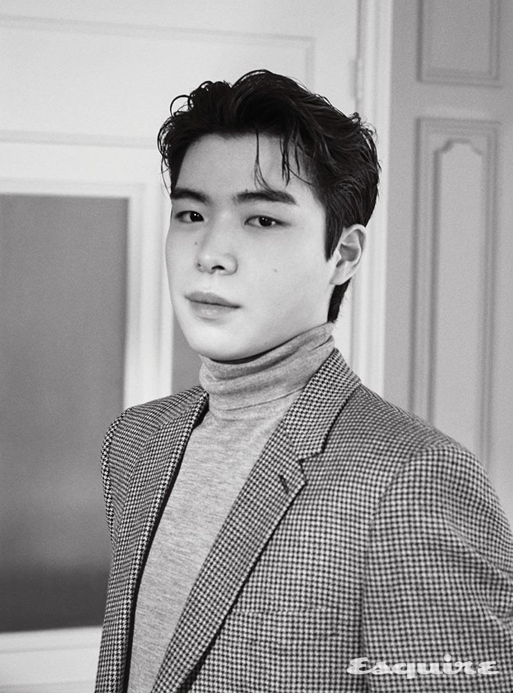체크 패턴 재킷 산드로 옴므. 그레이 터틀넥 스웨터 에르메네질도 제냐.