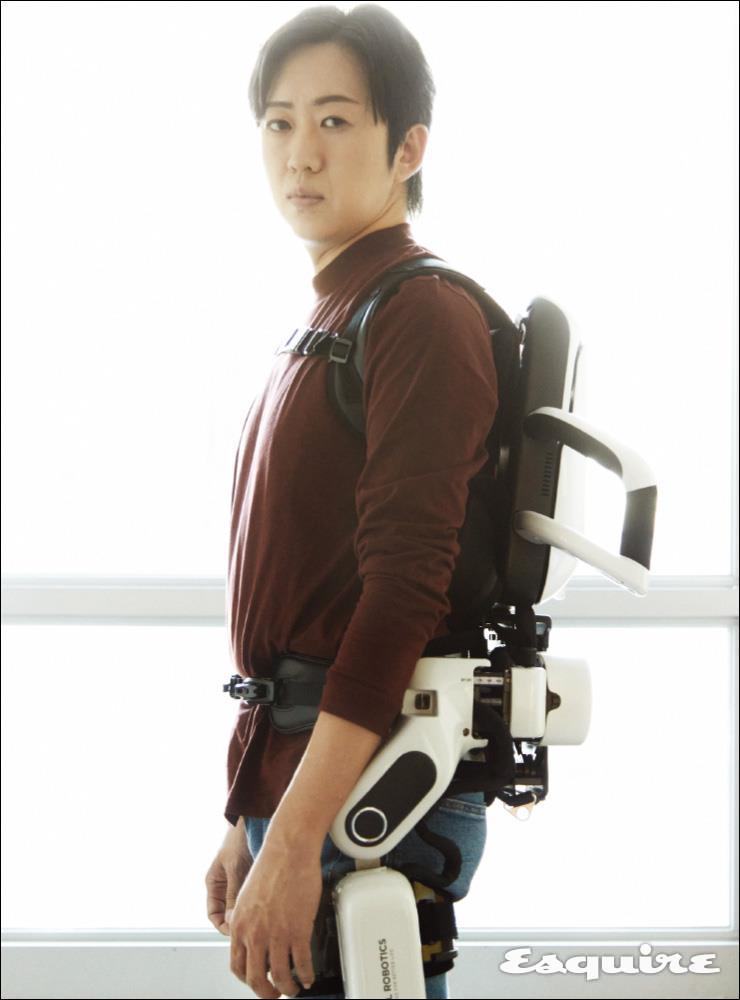 재활 치료를 돕는 웨어러블 로봇인 엔젤렉스를 착용하고 있는 엔젤로보틱스 공경철 대표.