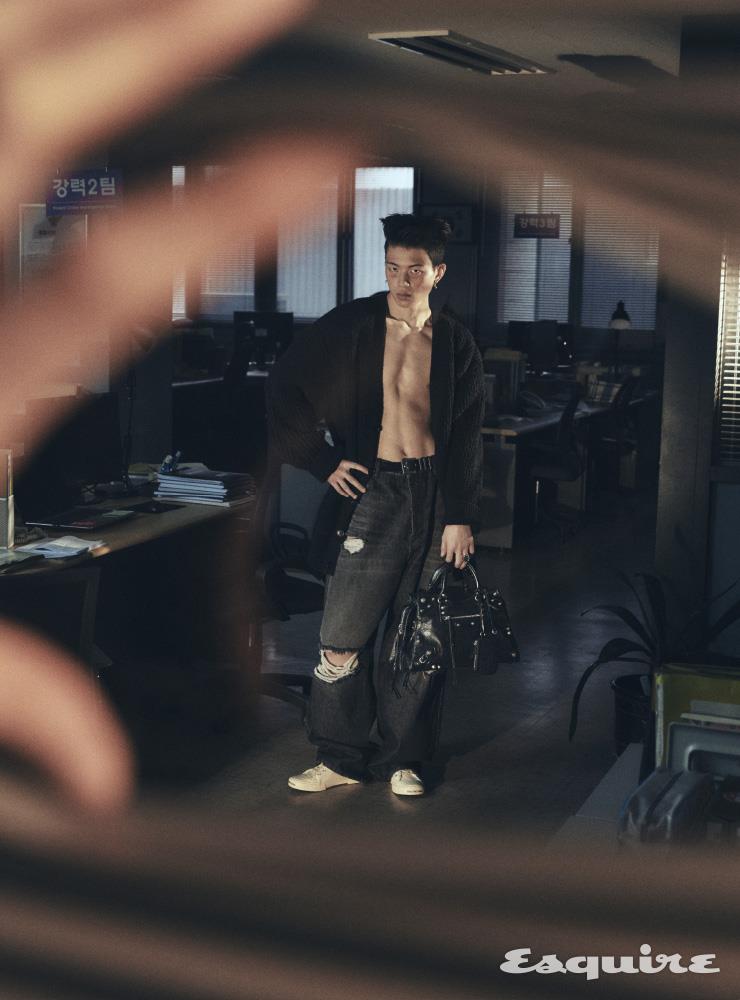 오버사이즈 칼리지 카디건, 디스트로이드 배기 진, 로고 디테일의 파리 스니커즈 뮬, 블랙 네오 카골 백, 크리스털 링, 이어링 모두 가격 미정 발렌시아가.
