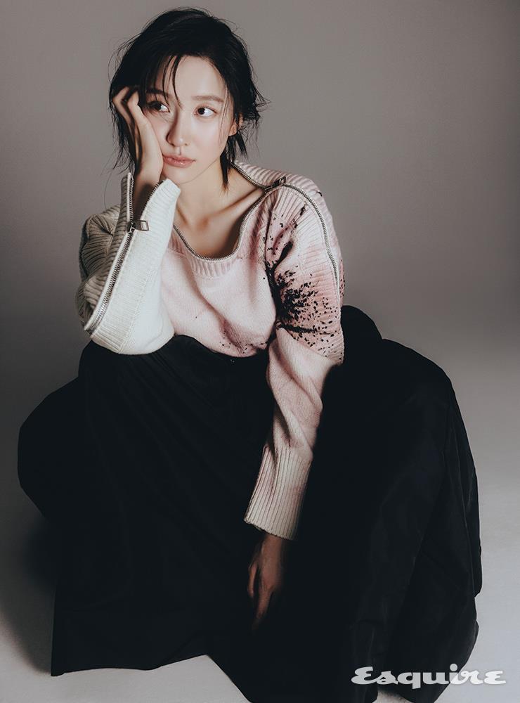 프린트 스웨터, 블랙 레더 스커트, 벨트 모두 알렉산더 맥퀸.