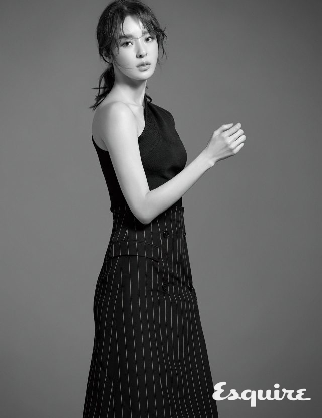 원 숄더 톱, 스커트 모두 준지.