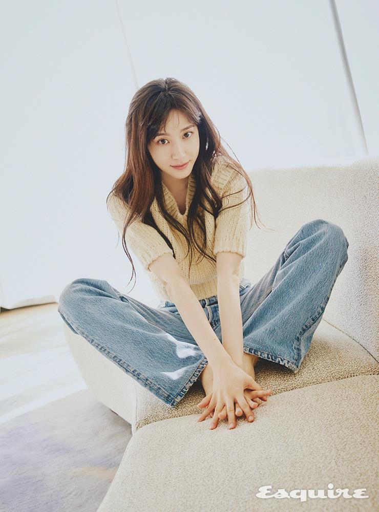 베이지 니트 톱 렉토. 데님 팬츠 리던 by 10 꼬르소 꼬모.