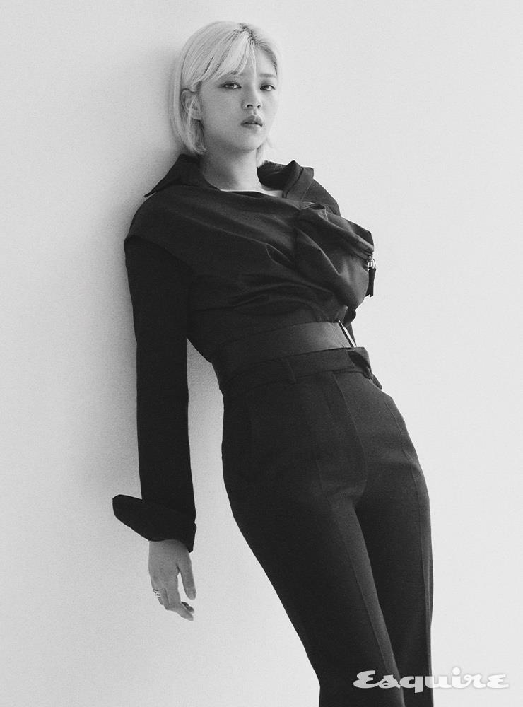 셔츠, 나일론 베스트, 팬츠 모두 프라다. 링 스타일리스트 소장품.