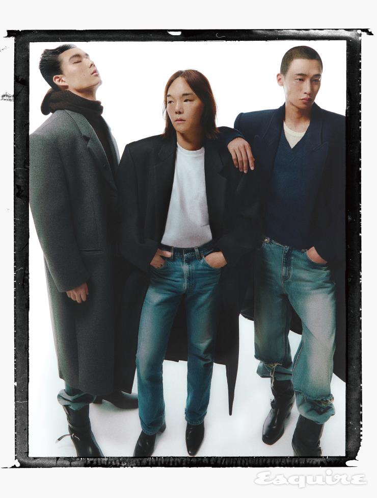 멜란지 그레이 울 블렌드 오버사이즈 싱글브레스티드 코트 79만8000원, 브라운 울 머플러 18만8000원, 루스 핏 데님 팬츠 44만8000원, 버클 디테일 레더 바이커 부츠 68만8000원 모두 렉토. 블랙 싱글브레스티드 코트 가격 미정 렉토. 네이비 울 블렌드 오버사이즈 싱글브레스티드 코트 79만8000원, 네이비 울 브이넥 스웨터 48만8000원, 슬리브리스 이너 톱 10만8000원, 디스트로이드 데님 팬츠 29만8000원, 버클 디테일 레더 바이커 부츠 68만8000원 모두 렉토.
