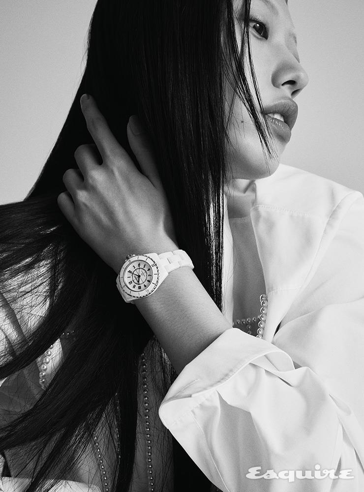 화이트 세라믹과 스틸 소재로 완성한 J12 워치 칼리버 12.2 33mm Chanel Watches. 화이트 셔츠 샤넬.