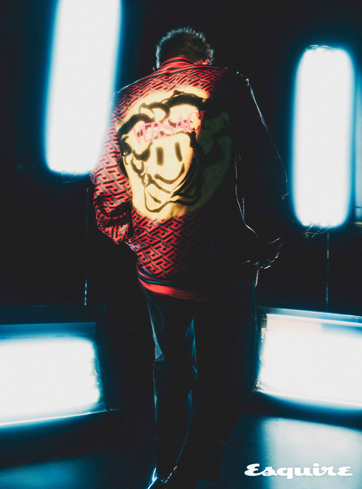 레드 그래픽 메두사 프린트 셔츠, 블랙 팬츠, 블랙 스니커즈 모두 베르사체.